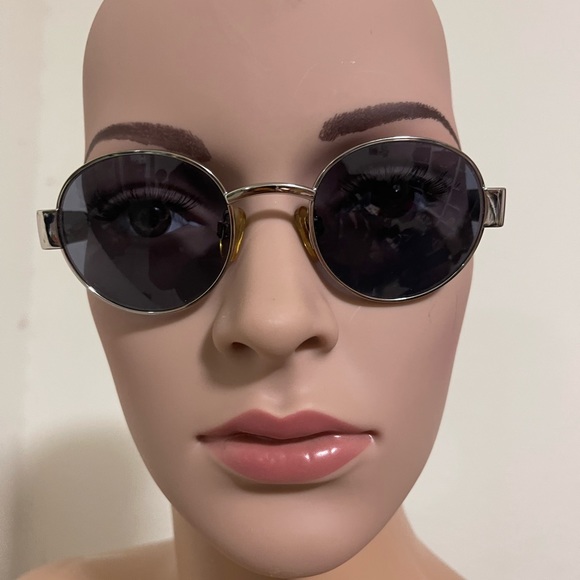 Chanel round glasses like new with case. - Picture 4 of 9